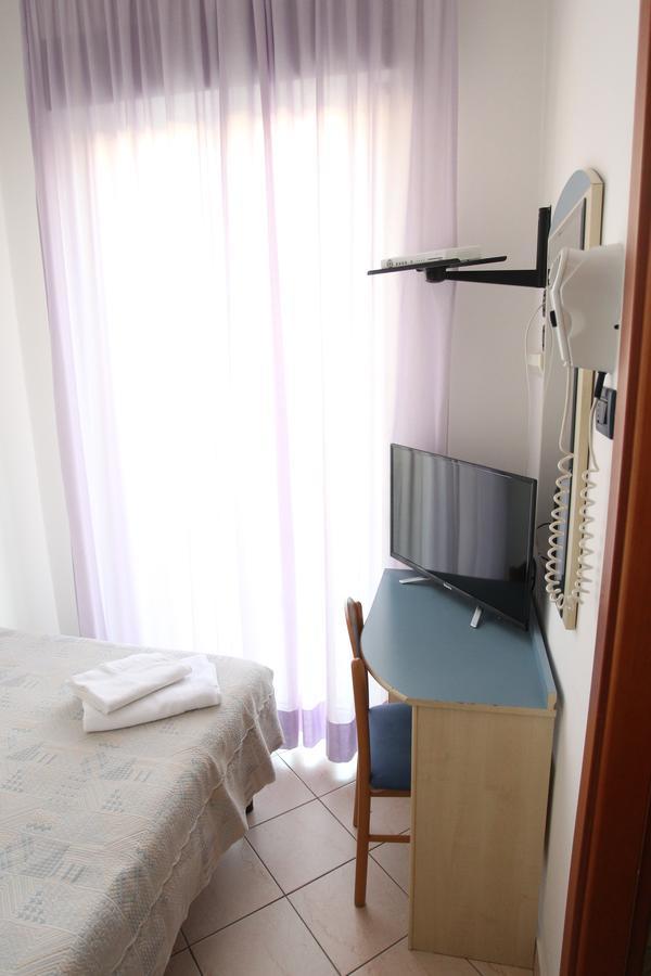 Hotel Giorg - Waterpark Included ริมินี ภายนอก รูปภาพ