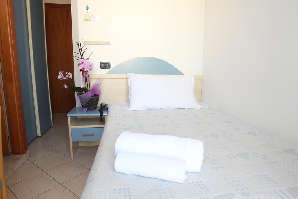Hotel Giorg - Waterpark Included ริมินี ภายนอก รูปภาพ